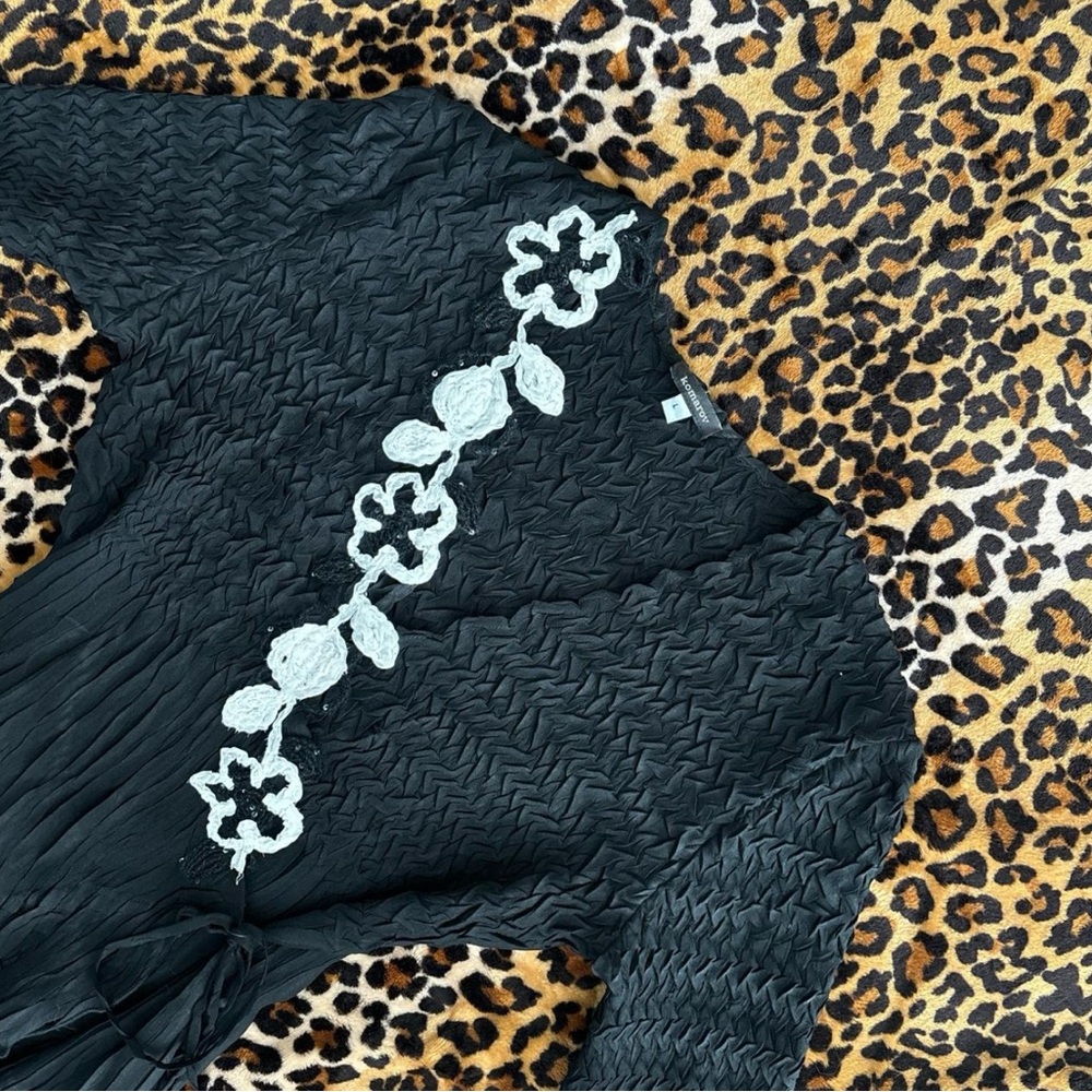 *SOLD!* Komarov Black Blouse with White Floral Details Y2K - Picture 6 of 8